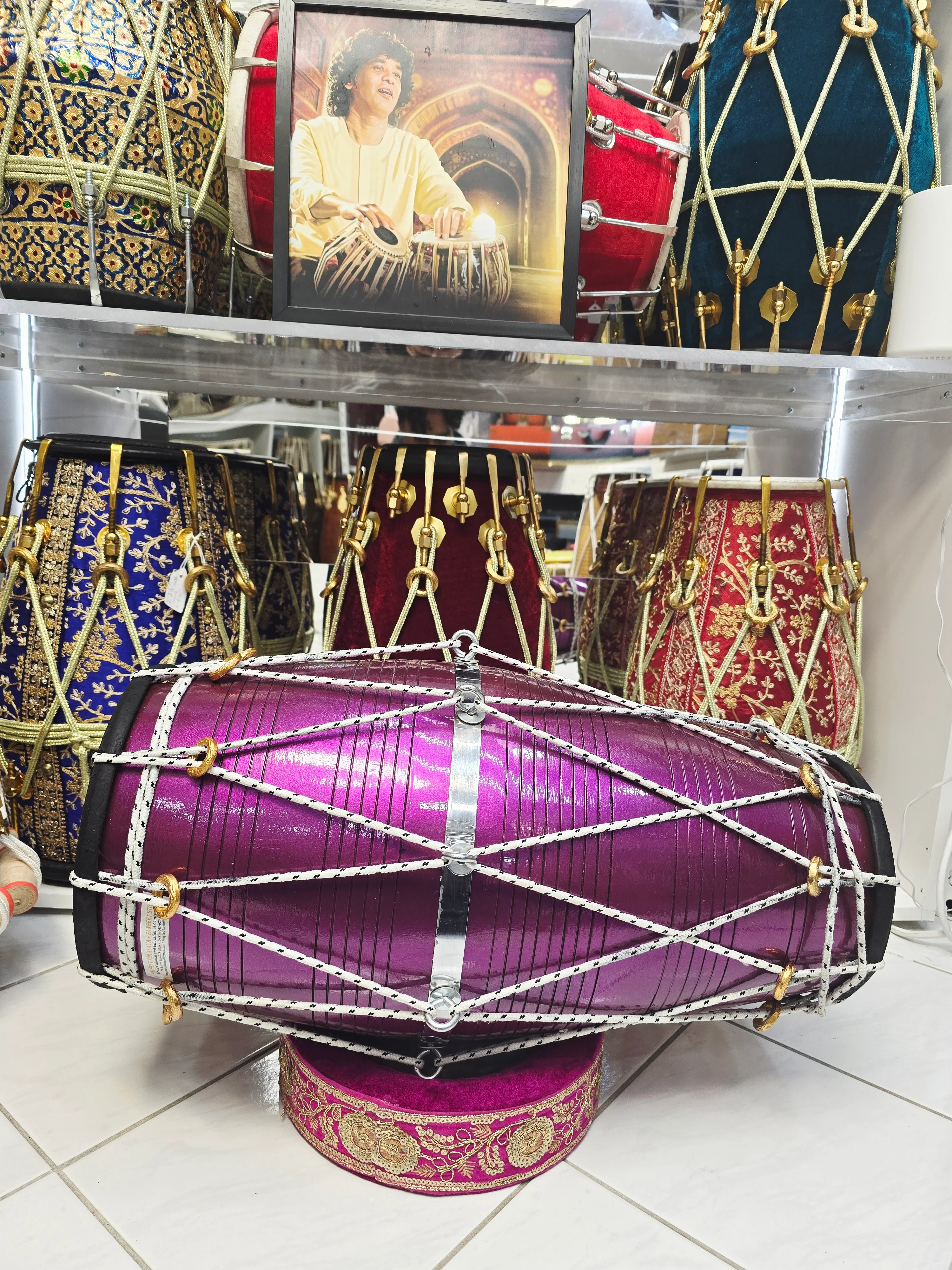 Amethyst Pulse – Lightweight West Indian Red Sheesham Dholak | 23″ Length | 11.2 lbs | Black Skins & Bright Responsive Tone *Very Minor Cosmetic Blemishes - Image 4