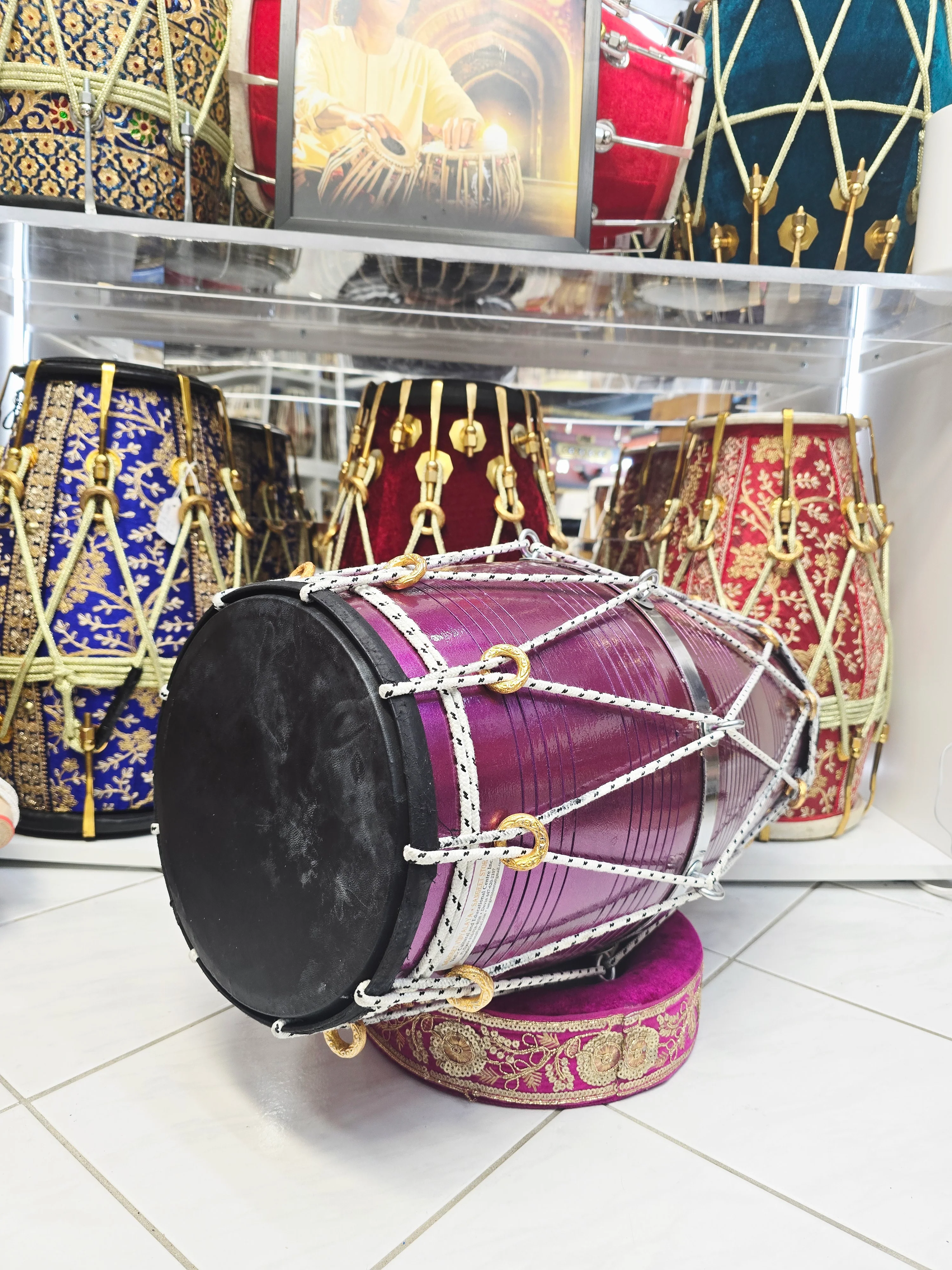 Amethyst Pulse – Lightweight West Indian Red Sheesham Dholak | 23″ Length | 11.2 lbs | Black Skins & Bright Responsive Tone *Very Minor Cosmetic Blemishes - Image 5