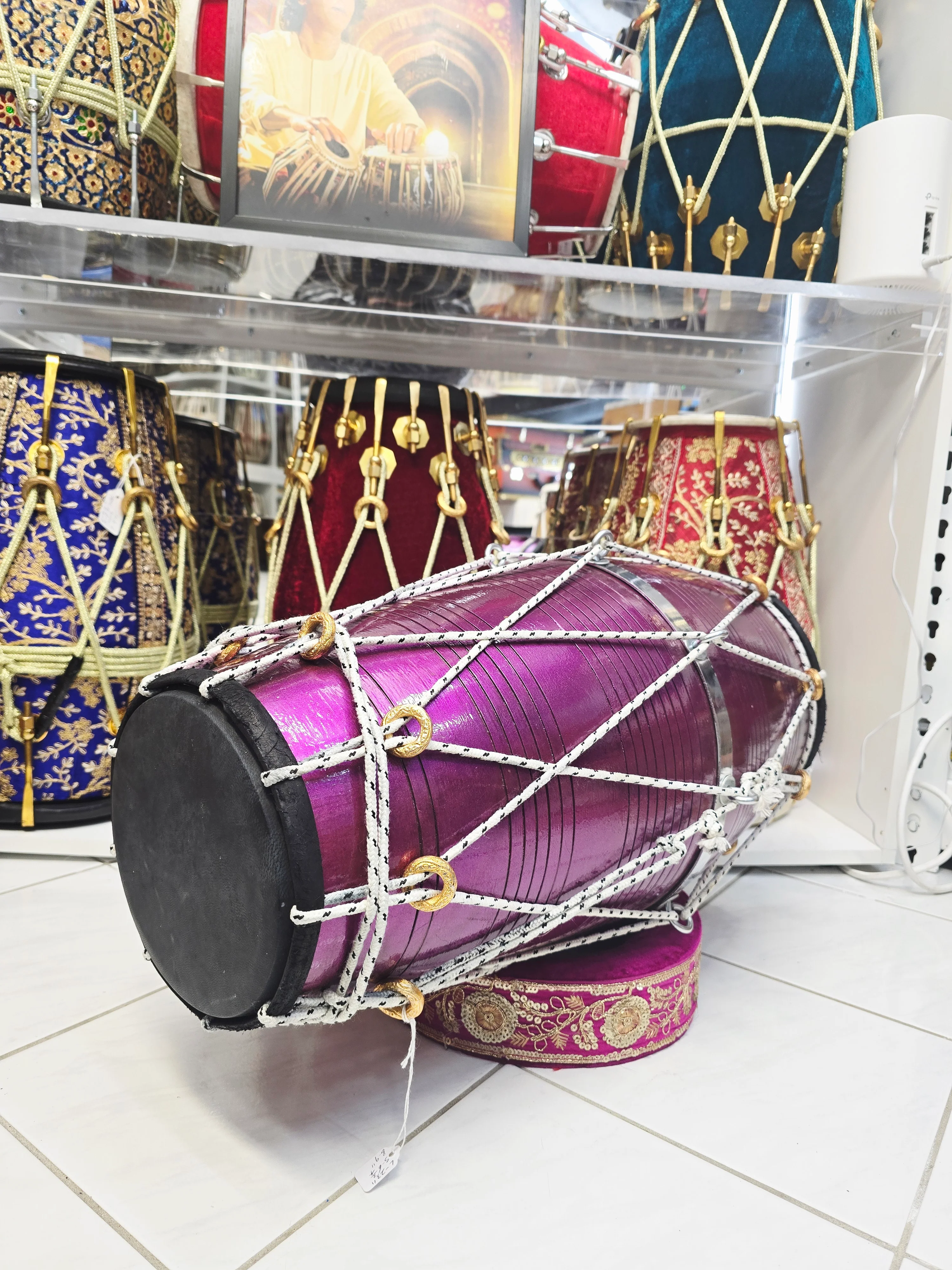 Amethyst Pulse – Lightweight West Indian Red Sheesham Dholak | 23″ Length | 11.2 lbs | Black Skins & Bright Responsive Tone *Very Minor Cosmetic Blemishes - Image 6