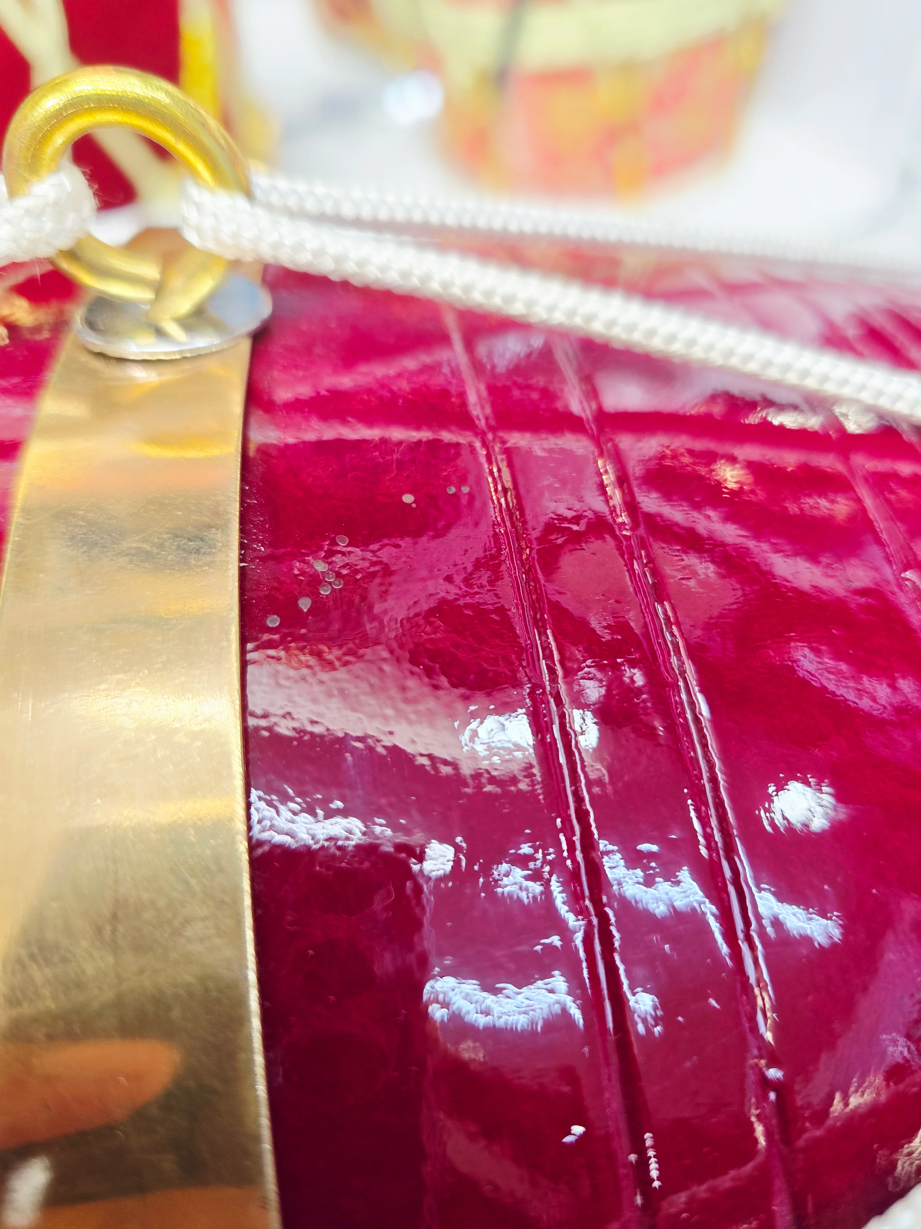 Crimson Relay – West Indian Dholak
23.25″ Length | 17.2 lbs Solid Red Sheesham | *Exceptional Tone *Minor Cosmetic Blemishes - Image 10