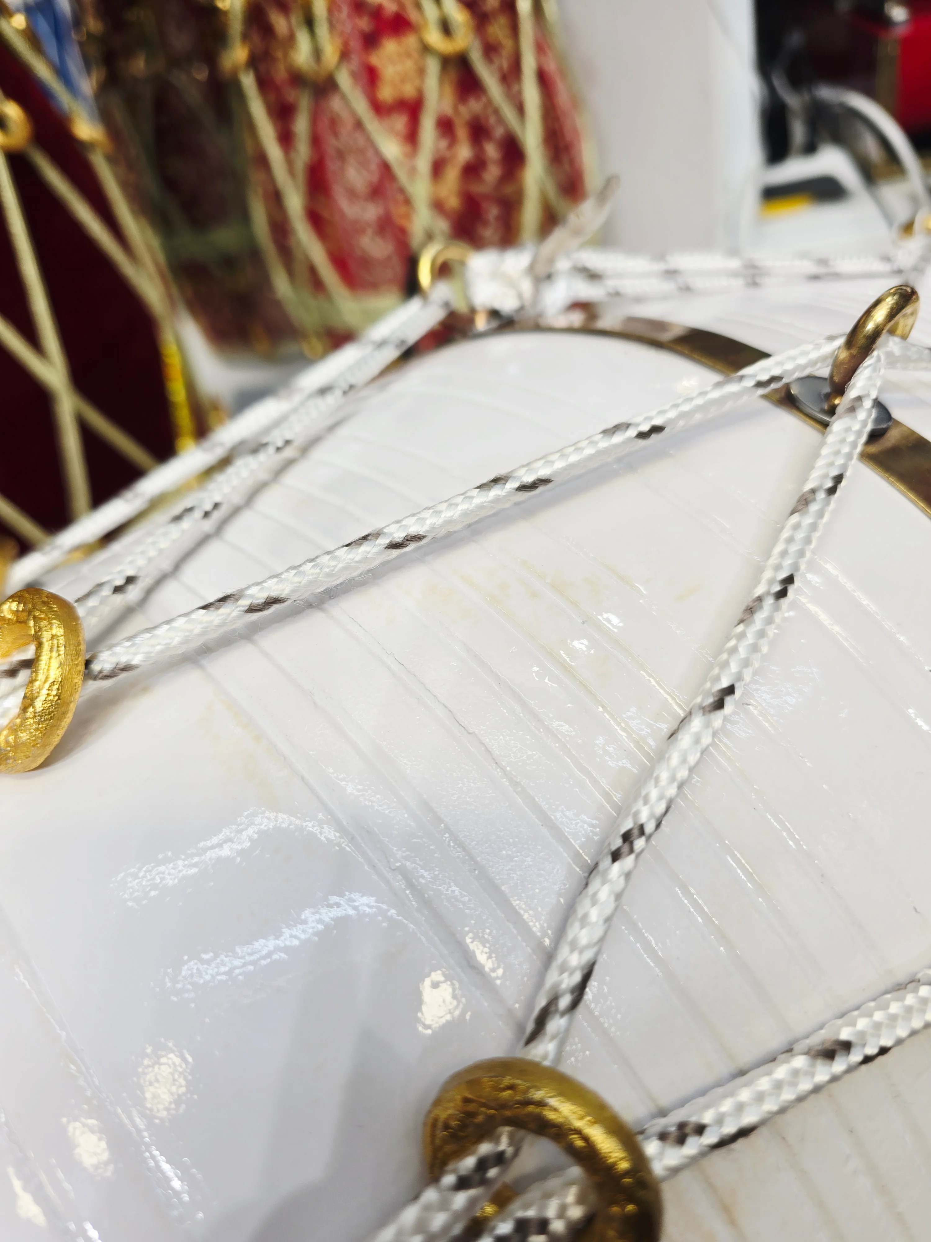 Ivory Current – West Indian Dholak
22.5″ Length | 14.4 lbs Red Sheesham | Exceptional Tone • Minor Cosmetic Blemishes - Image 10