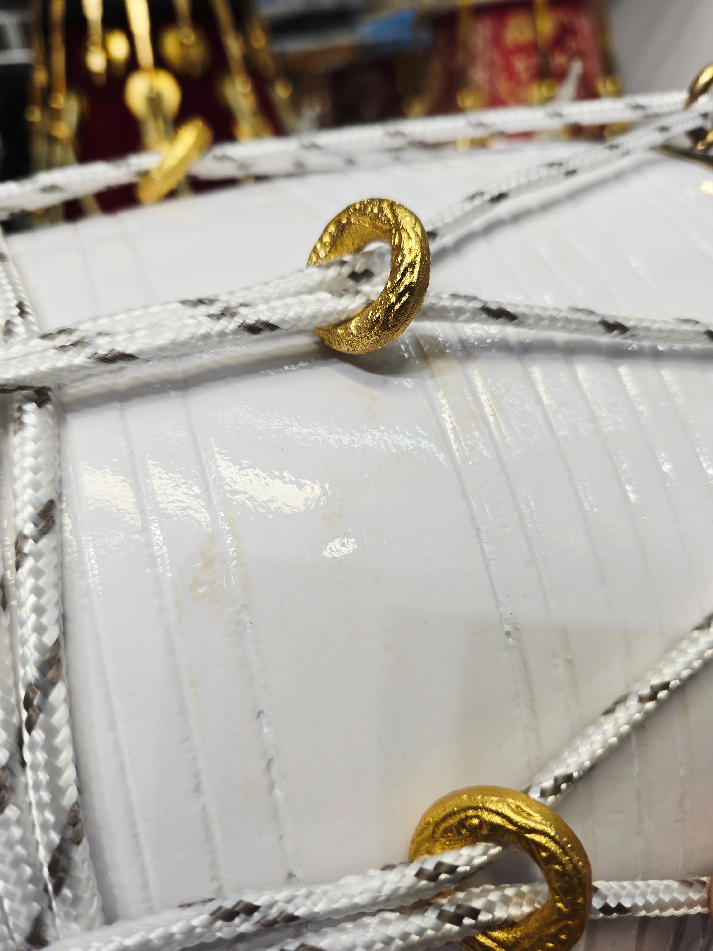 Ivory Current – West Indian Dholak
22.5″ Length | 14.4 lbs Red Sheesham | Exceptional Tone • Minor Cosmetic Blemishes - Image 11