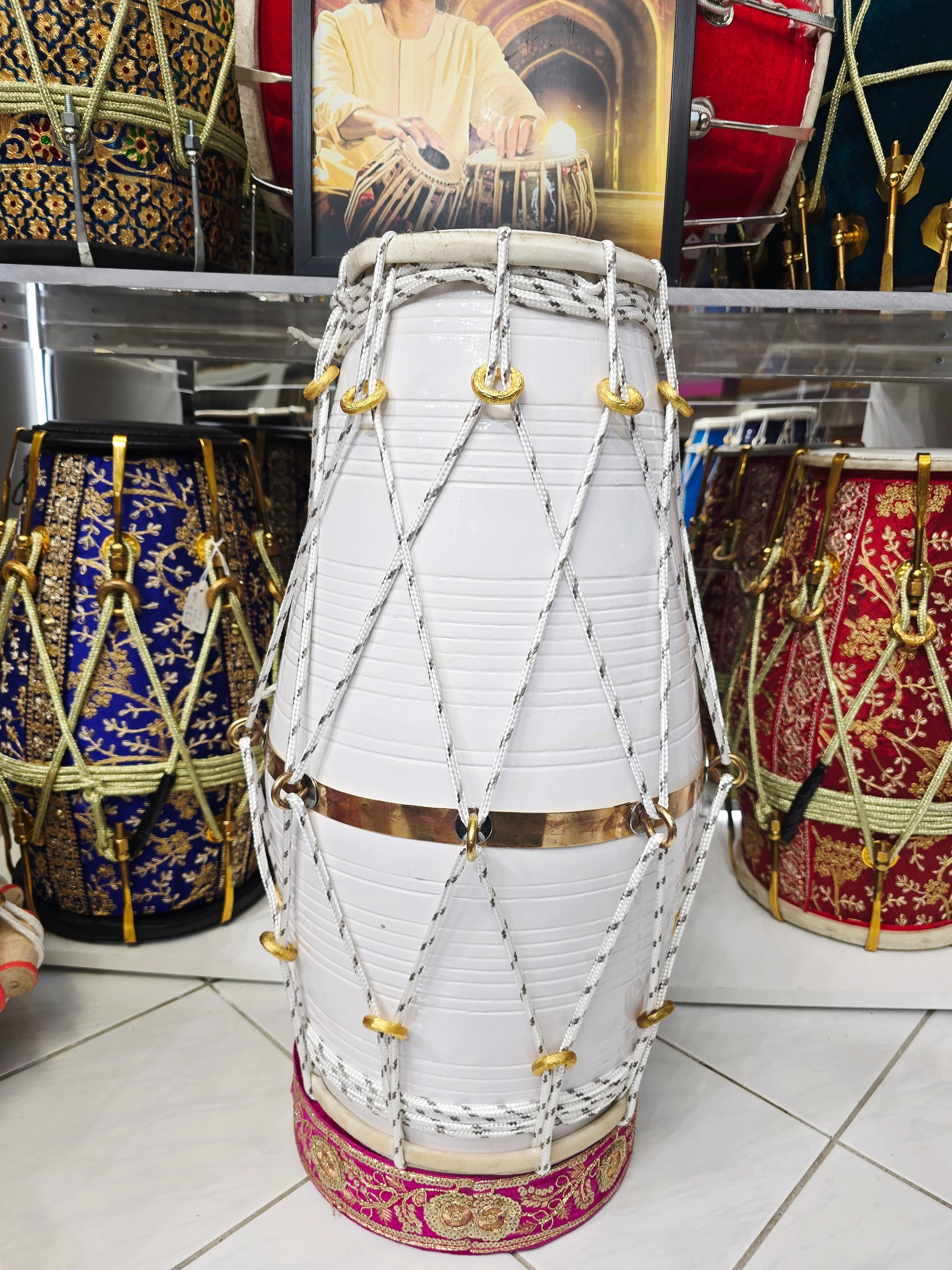 Ivory Current – West Indian Dholak
22.5″ Length | 14.4 lbs Red Sheesham | Exceptional Tone • Minor Cosmetic Blemishes - Image 3