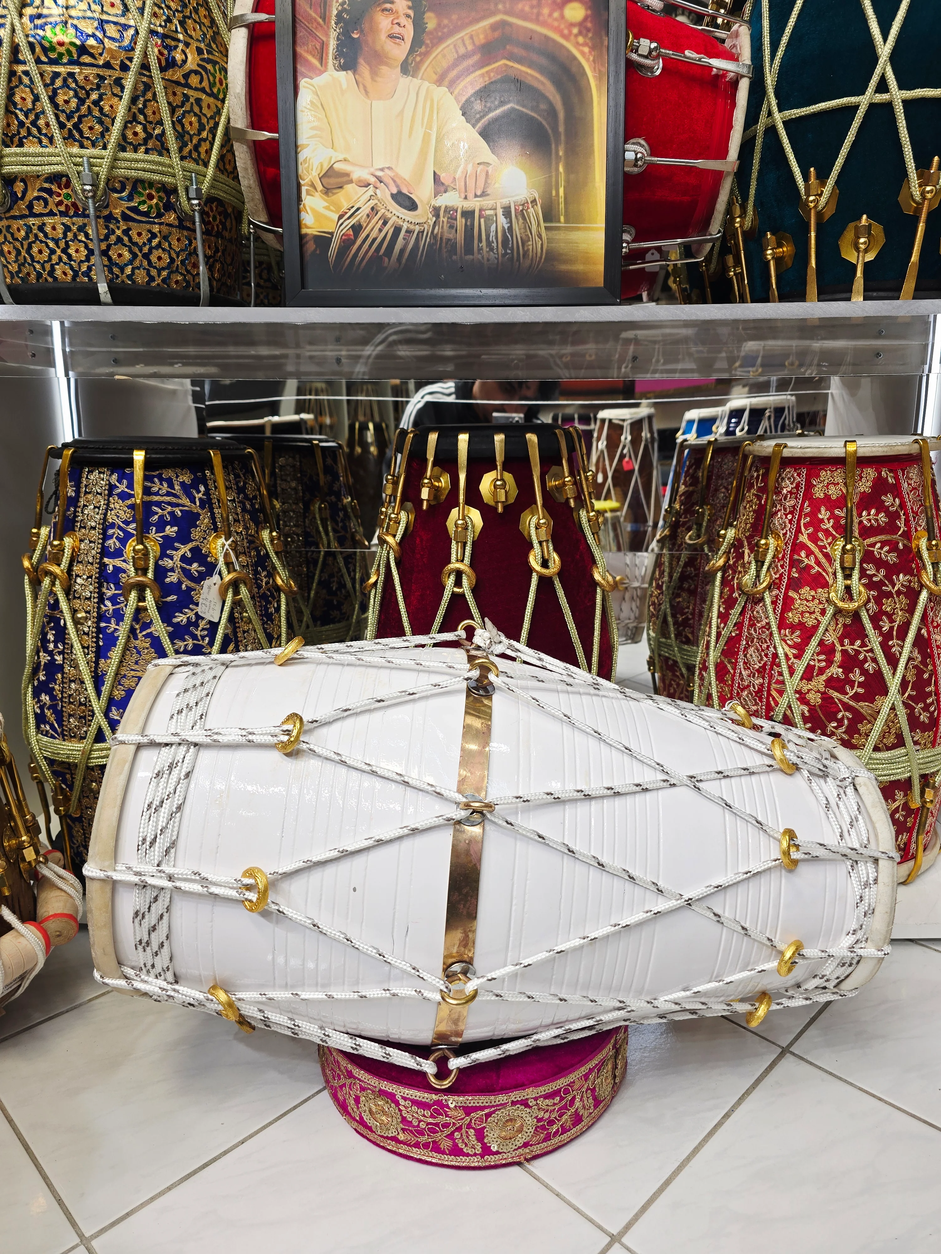 Ivory Current – West Indian Dholak
22.5″ Length | 14.4 lbs Red Sheesham | Exceptional Tone • Minor Cosmetic Blemishes - Image 4