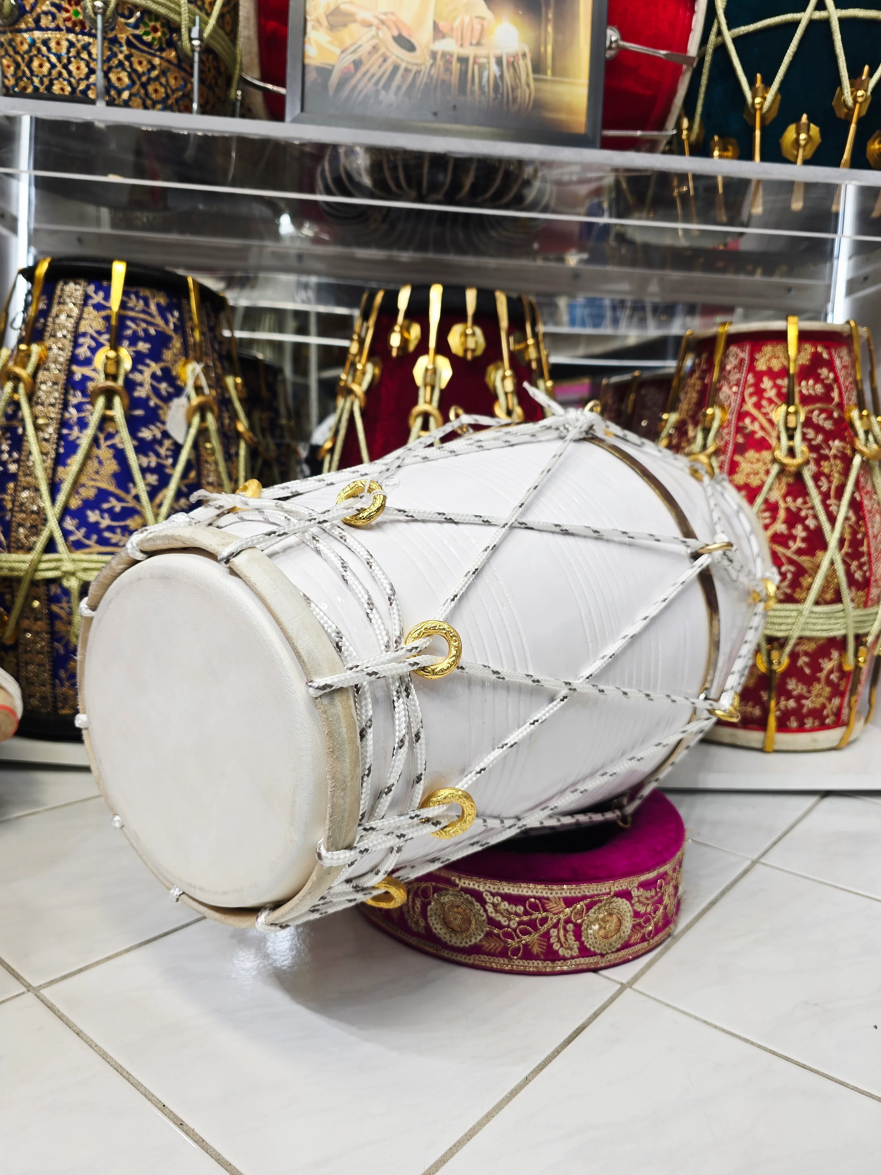 Ivory Current – West Indian Dholak
22.5″ Length | 14.4 lbs Red Sheesham | Exceptional Tone • Minor Cosmetic Blemishes - Image 5