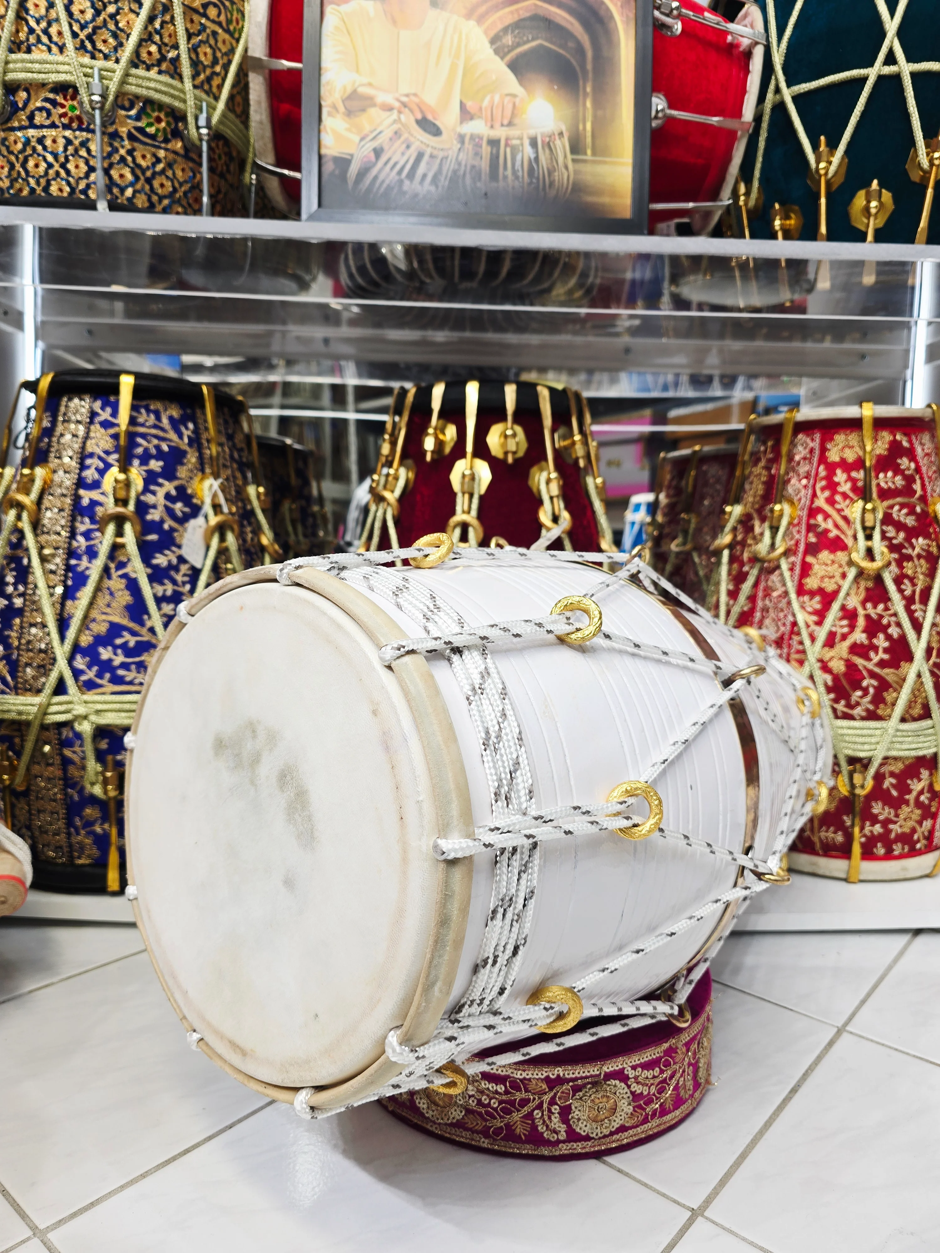 Ivory Current – West Indian Dholak
22.5″ Length | 14.4 lbs Red Sheesham | Exceptional Tone • Minor Cosmetic Blemishes - Image 6