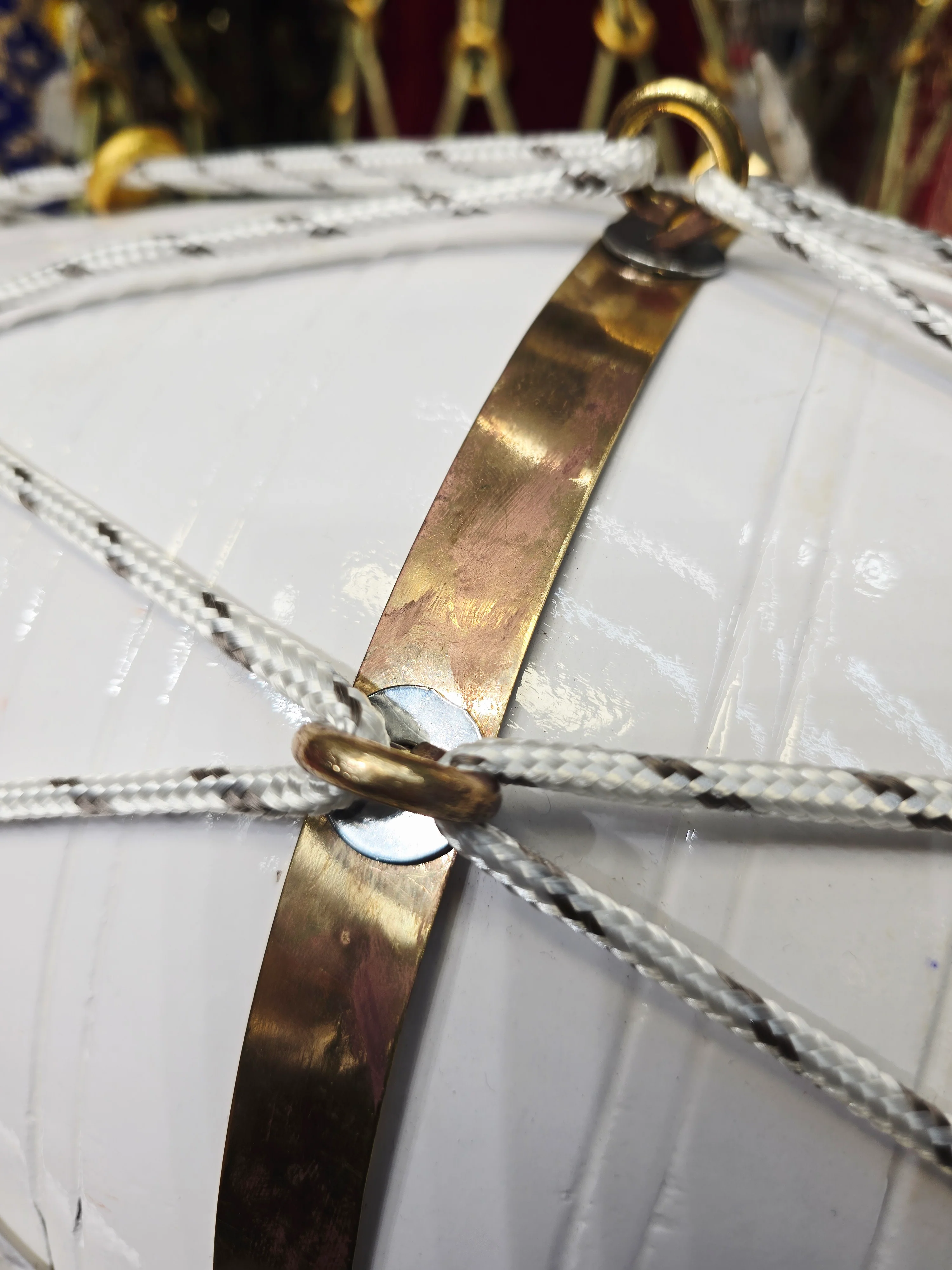 Ivory Current – West Indian Dholak
22.5″ Length | 14.4 lbs Red Sheesham | Exceptional Tone • Minor Cosmetic Blemishes - Image 9