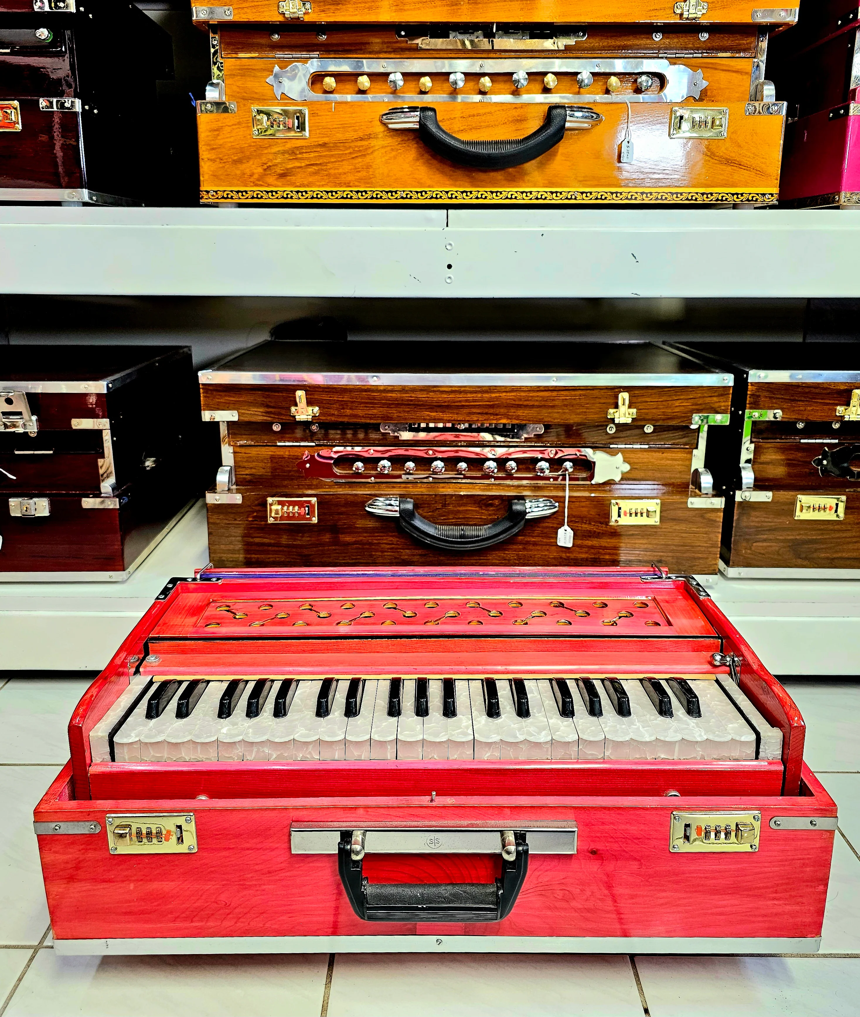 Melodic Resurgence: Refurbished Pink 2-Reed Pine Wood Traveller Harmonium (No Coupler) - Image 9