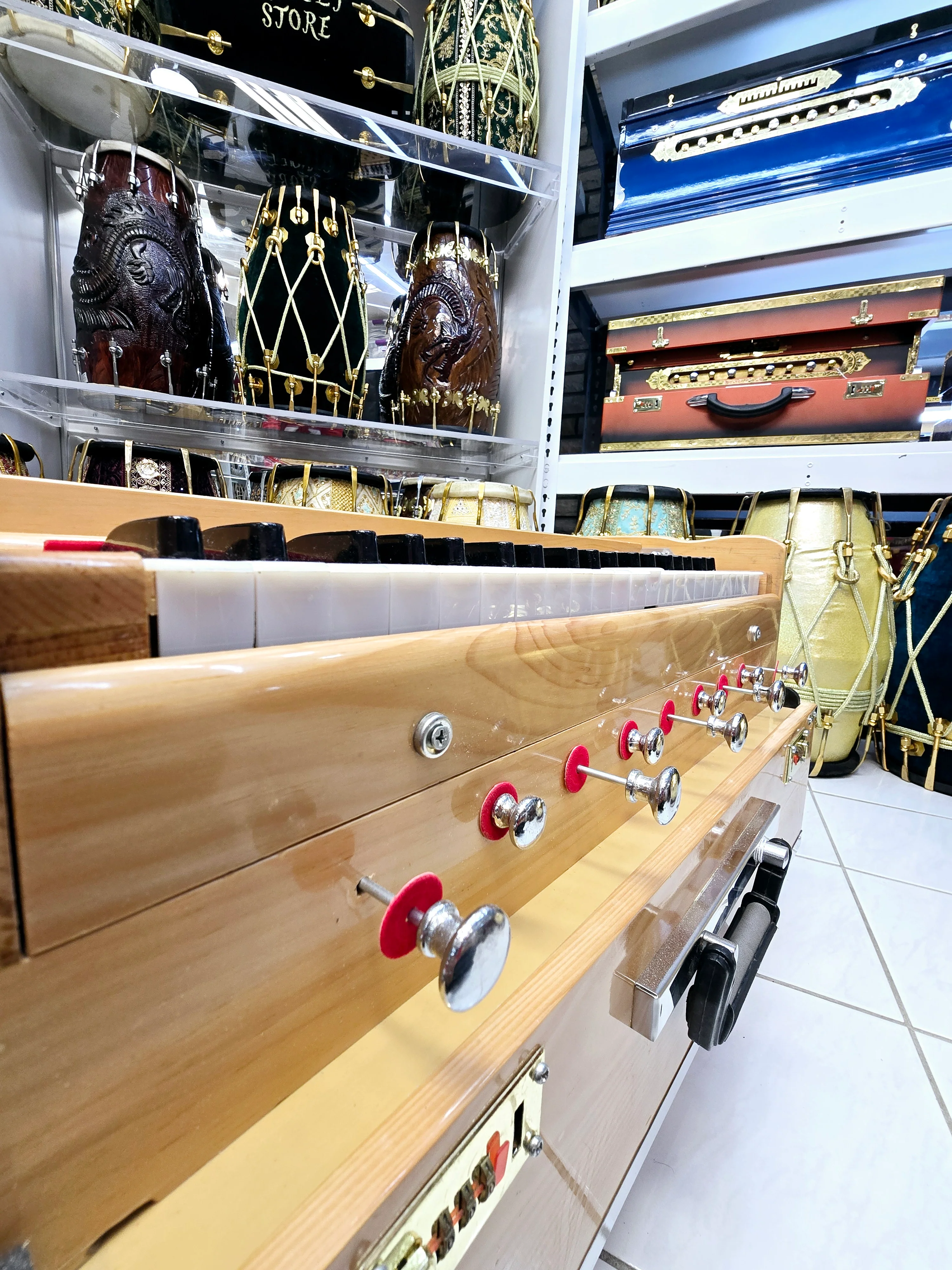 Oak Avanti 42-Key Traveller Harmonium – 2 Reeds, Coupler (Professional) - Image 3