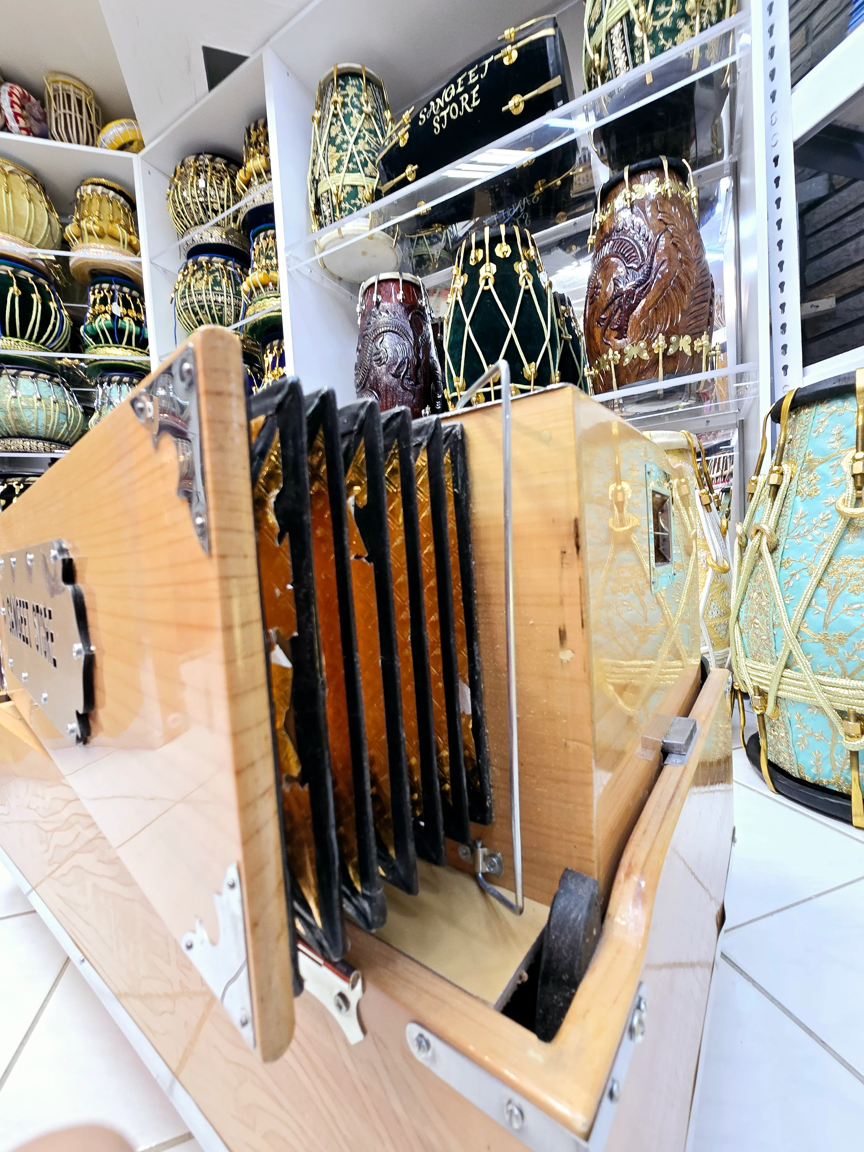 Oak Avanti 42-Key Traveller Harmonium – 2 Reeds, Coupler (Professional) - Image 8