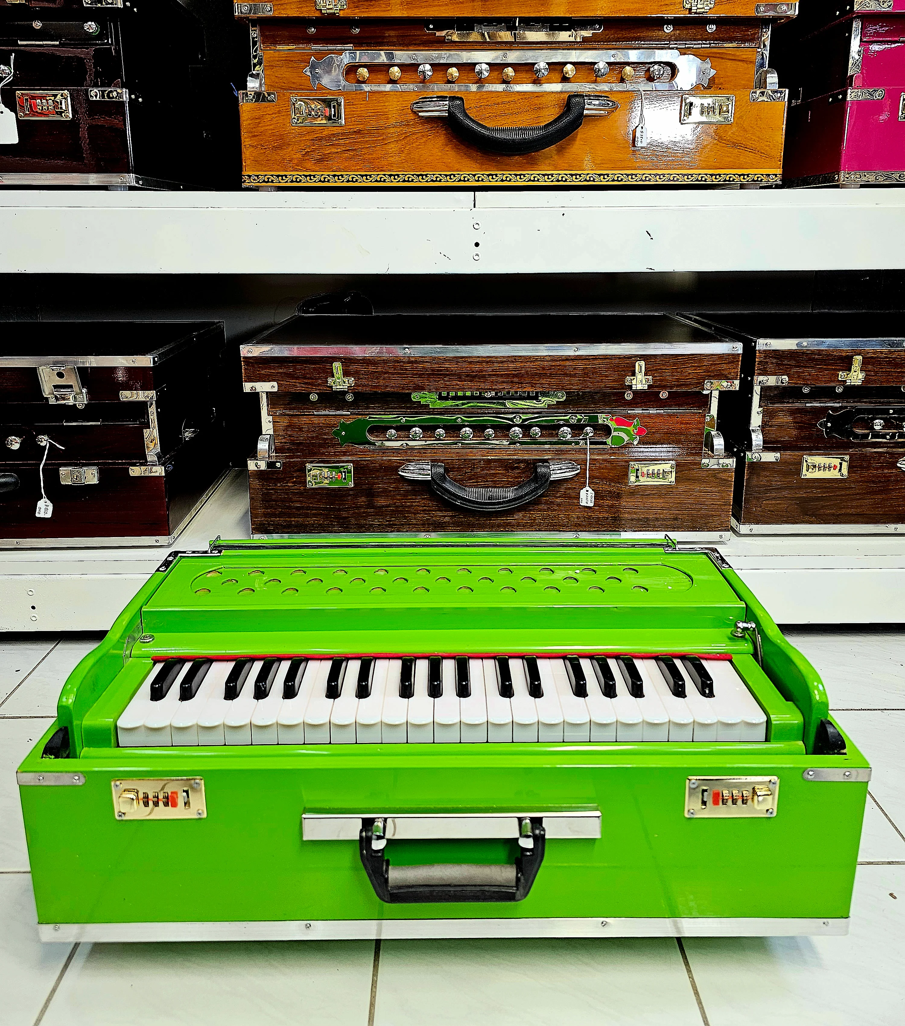 Serenade in Green: 2-Reed Pine Wood Traveller Akaal Harmonium - Image 10