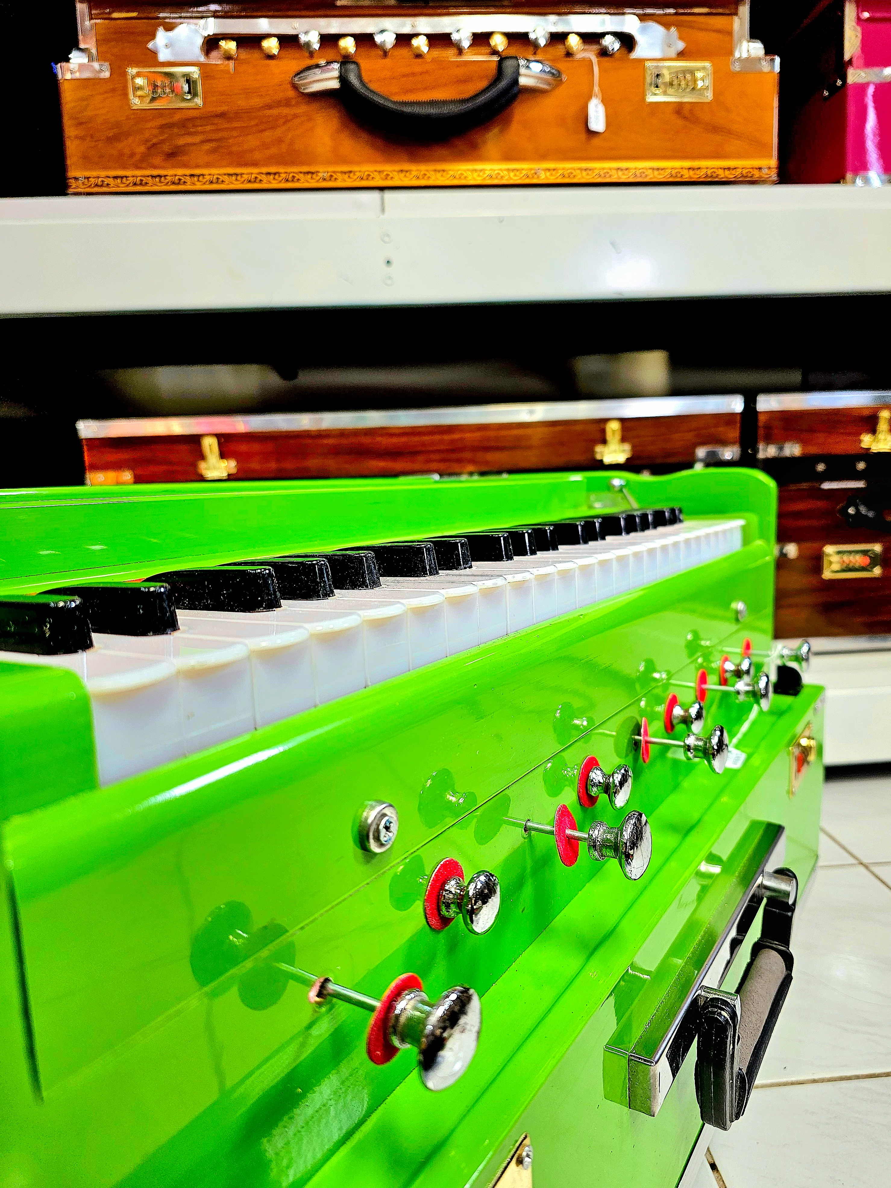Serenade in Green: 2-Reed Pine Wood Traveller Akaal Harmonium - Image 3