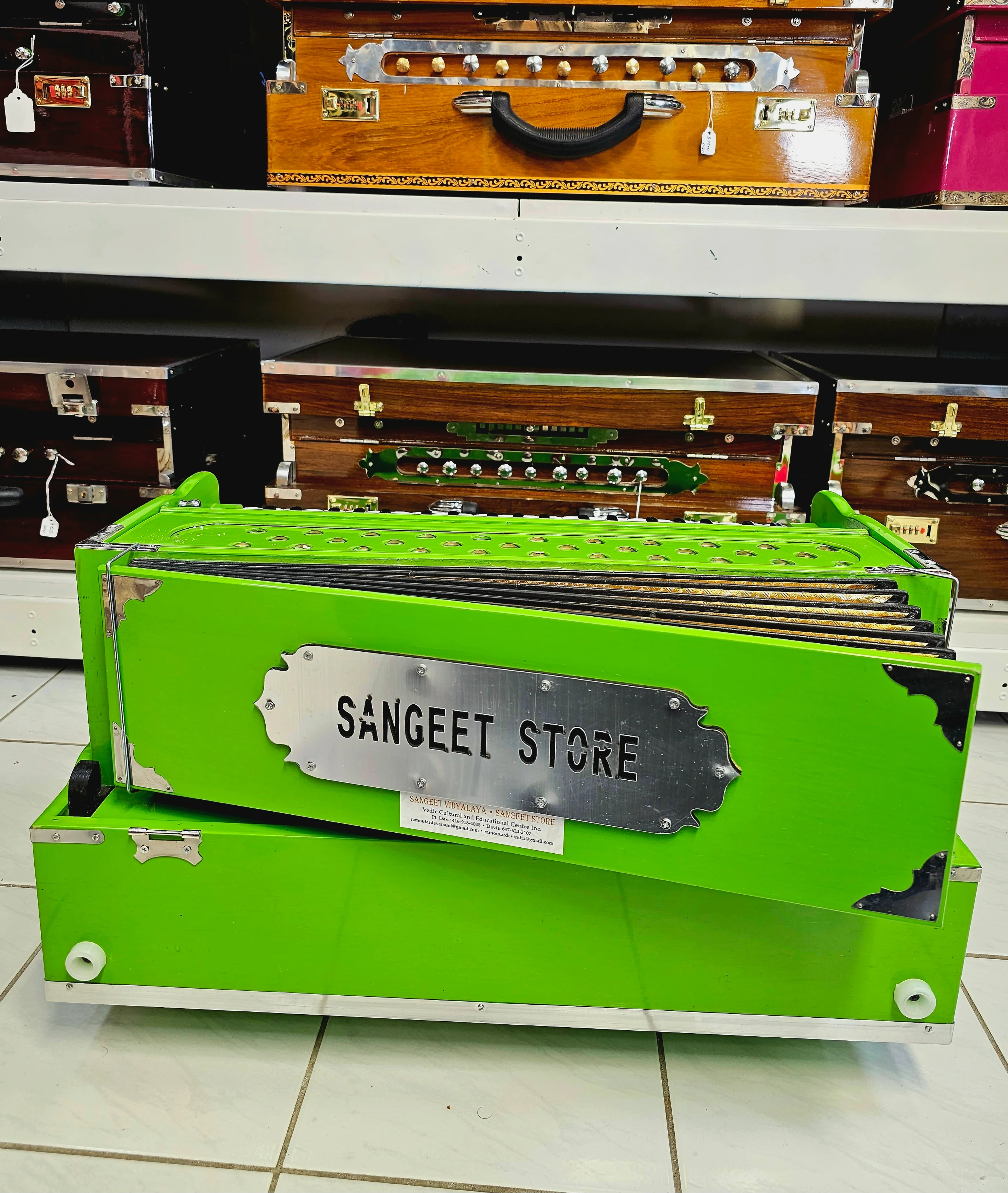 Serenade in Green: 2-Reed Pine Wood Traveller Akaal Harmonium - Image 6