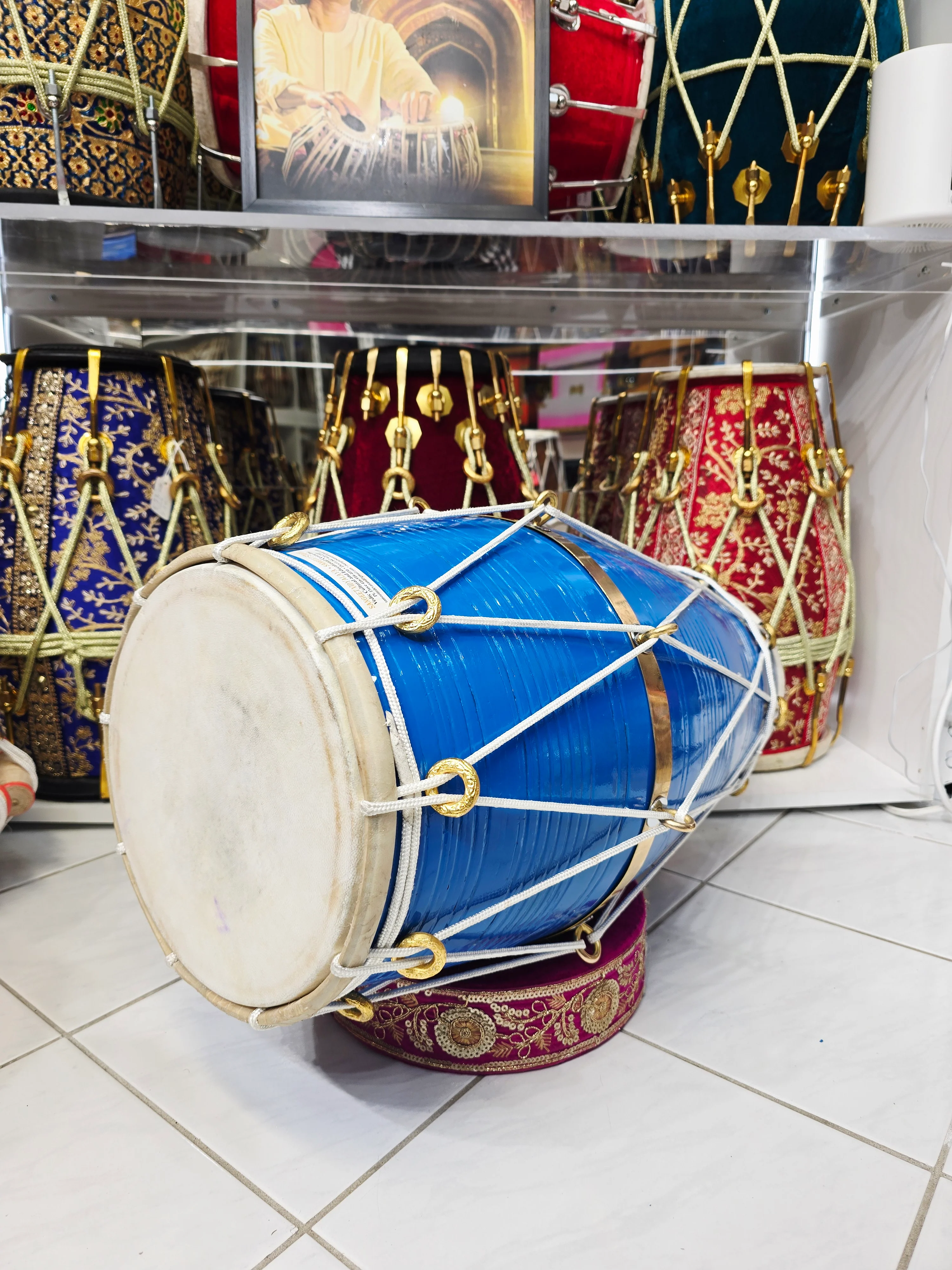 Skyforge West Indian Dholak
23.25″ Long | 18.2 lbs Solid Red Sheesham *Very Minor Cosmetic Blemishes * - Image 4