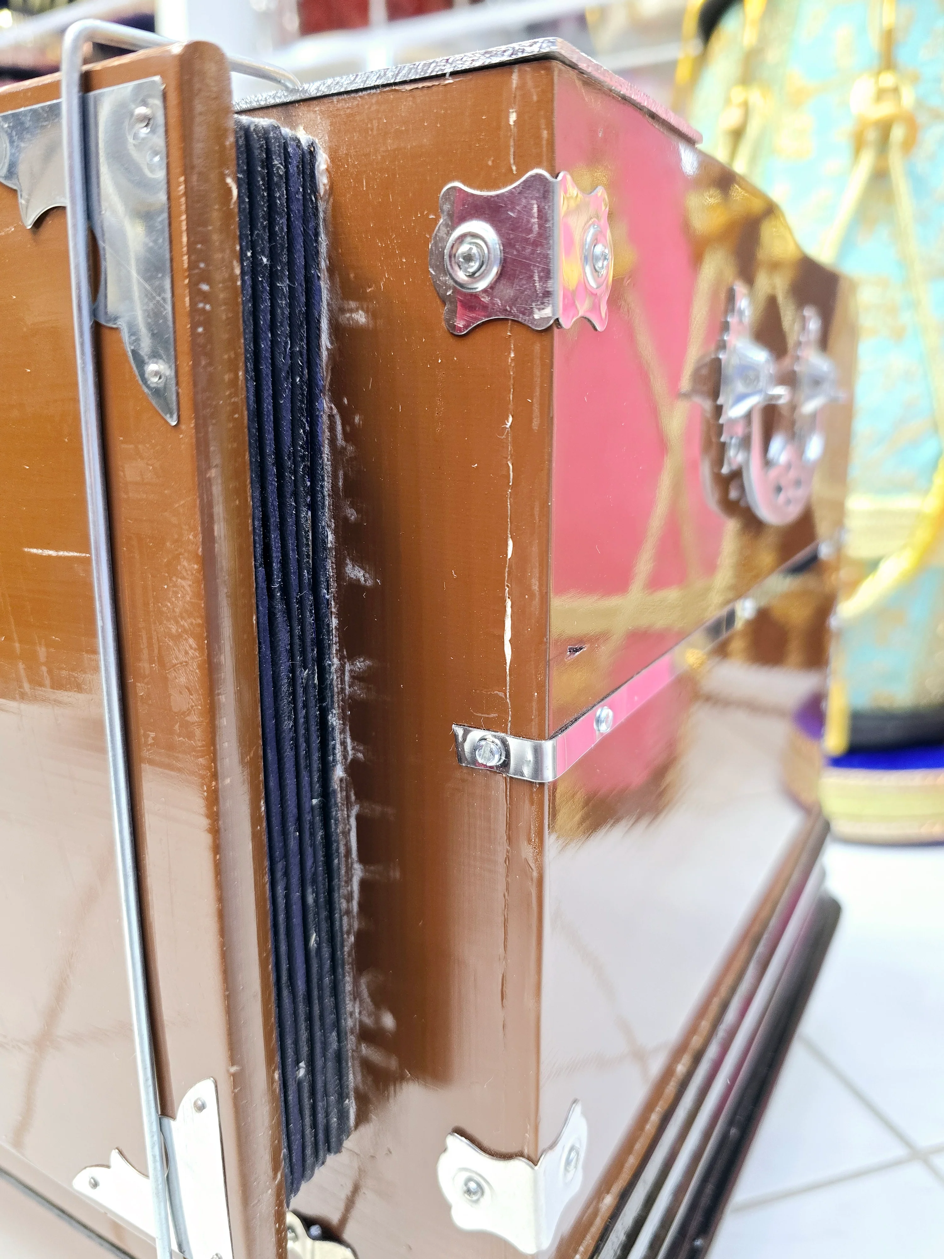 Symphonic Master 42-Key Professional Harmonium with Right-Hand Coupler, Jas Reeds & Teak Wood Interior – Brown Boxed, 2 Reed *Minor Cosmetic Defects - Image 9